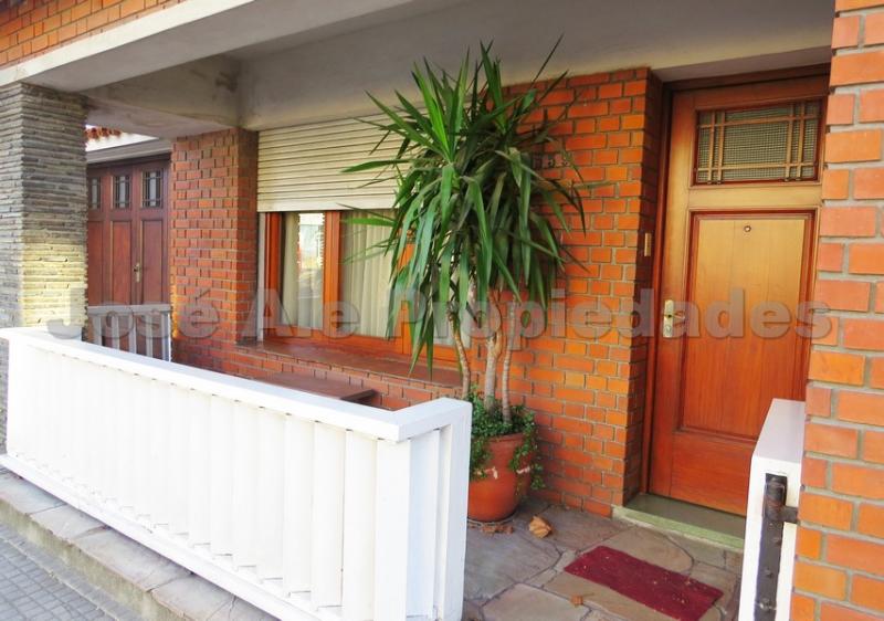 Propiedad con importante metraje edificado sobre Avenida Artigas y frente al Río de la Plata.