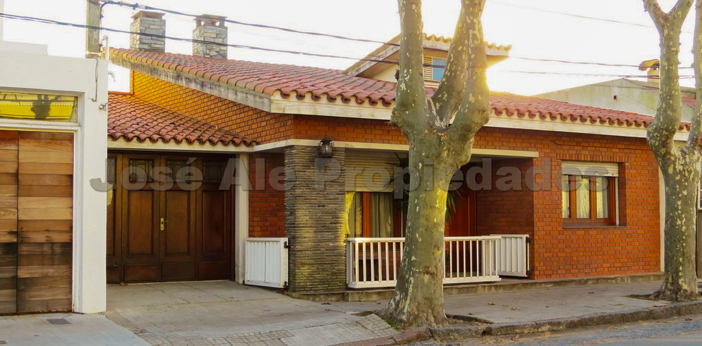 Imagen 1 de Propiedad con importante metraje edificado sobre Avenida Artigas y frente al Río de la Plata.