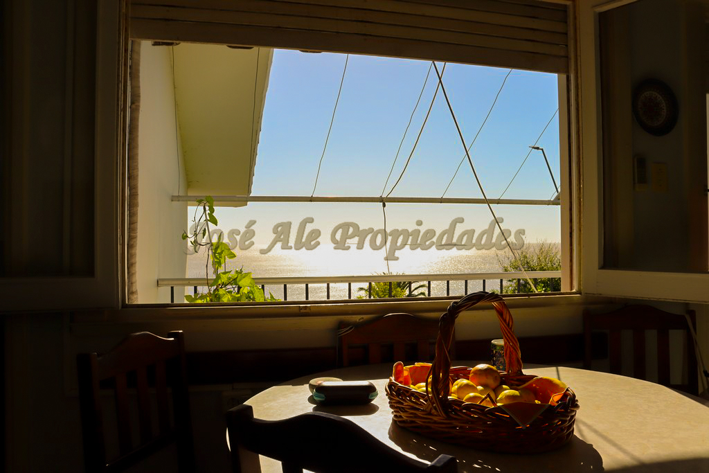 Imagen 2 de Propiedad con importante metraje edificado sobre Avenida Artigas y frente al Río de la Plata.