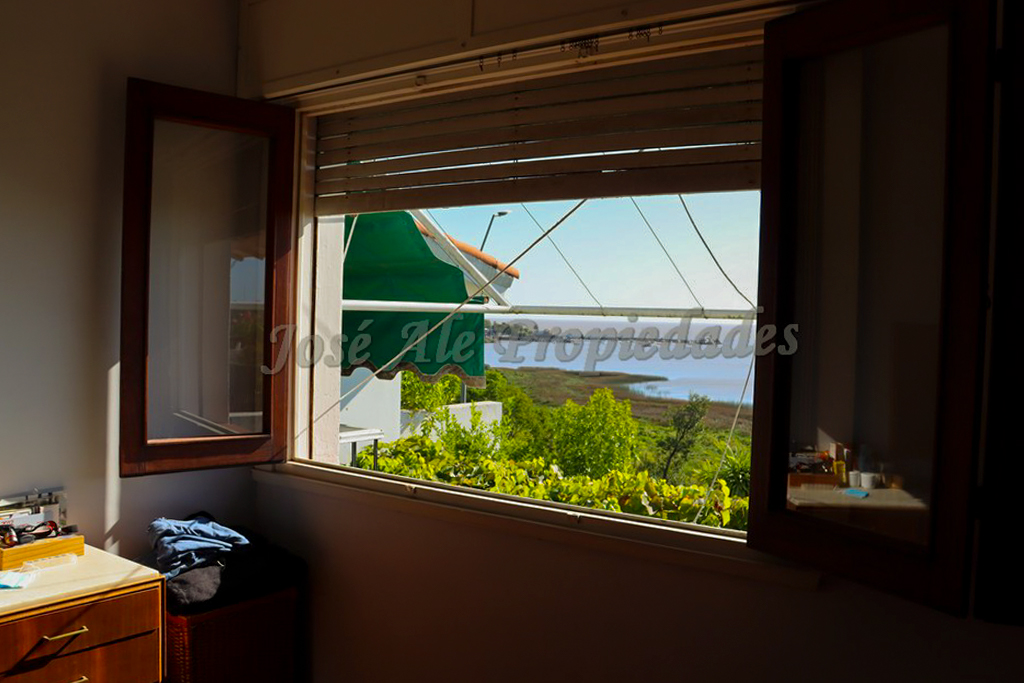 Imagen 4 de Propiedad con importante metraje edificado sobre Avenida Artigas y frente al Río de la Plata.