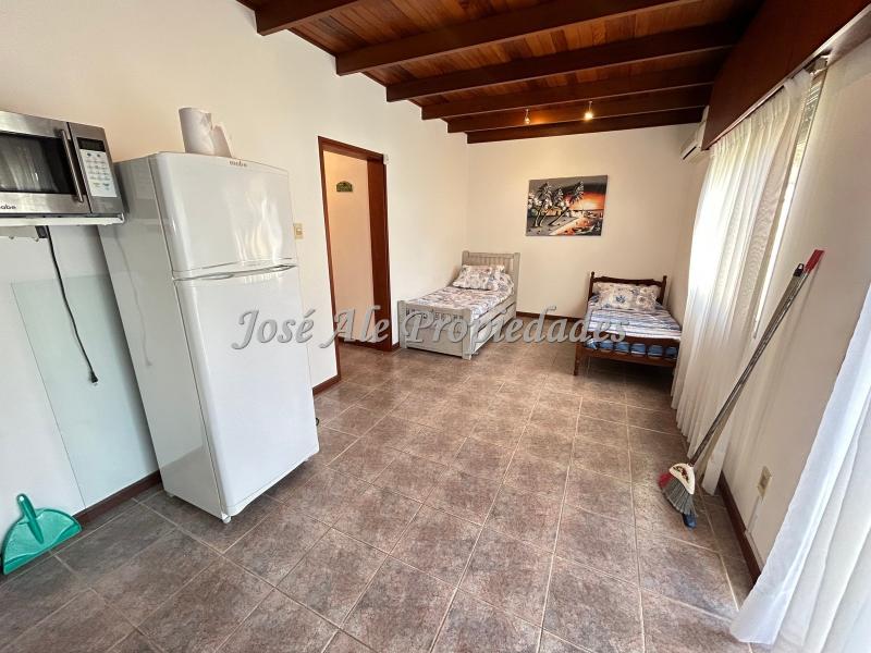 Se trata de 2 apartamentos de 1 dormitorio ubicados en el centro de la ciudad.