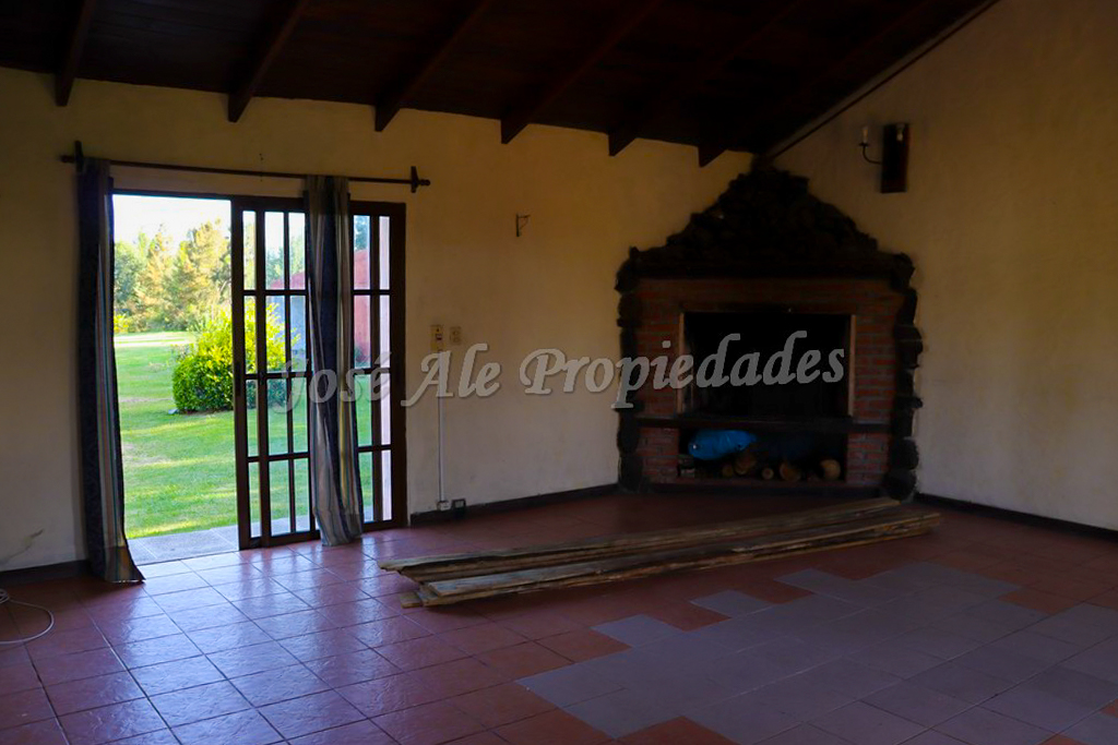 Imagen 3 de Amplio terreno de unos 5.000m2 con una hermosa y cómoda casa ubicada sobre ruta 1.