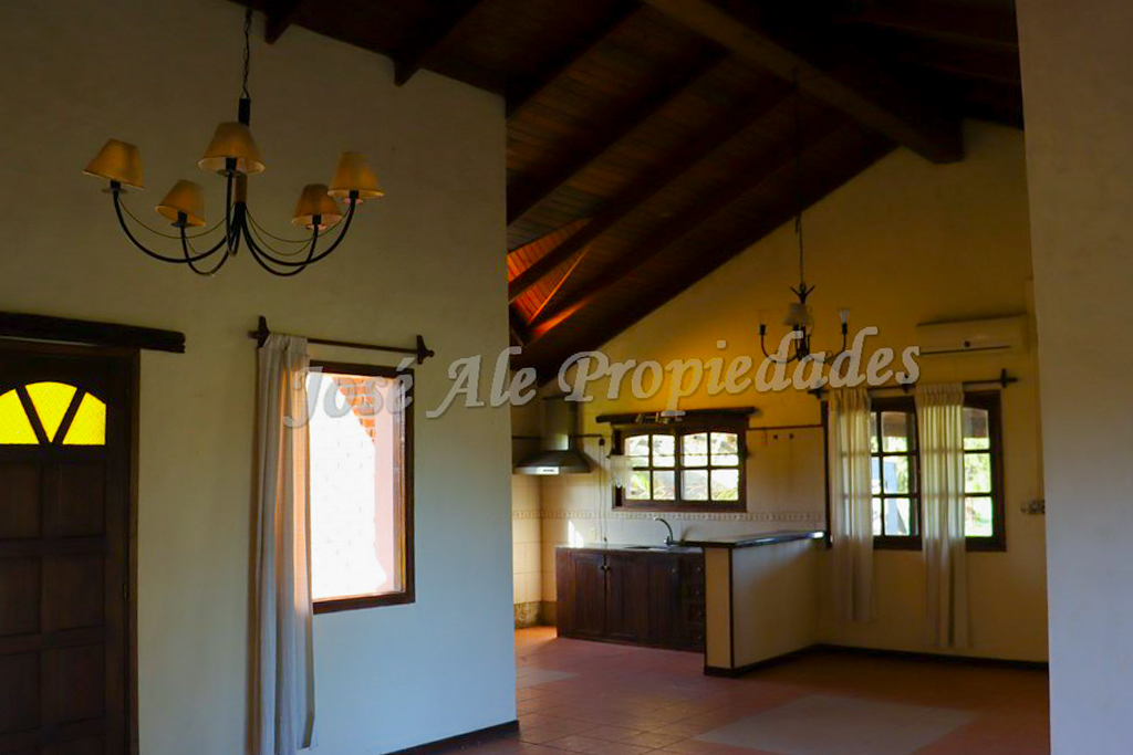 Imagen 4 de Amplio terreno de unos 5.000m2 con una hermosa y cómoda casa ubicada sobre ruta 1.