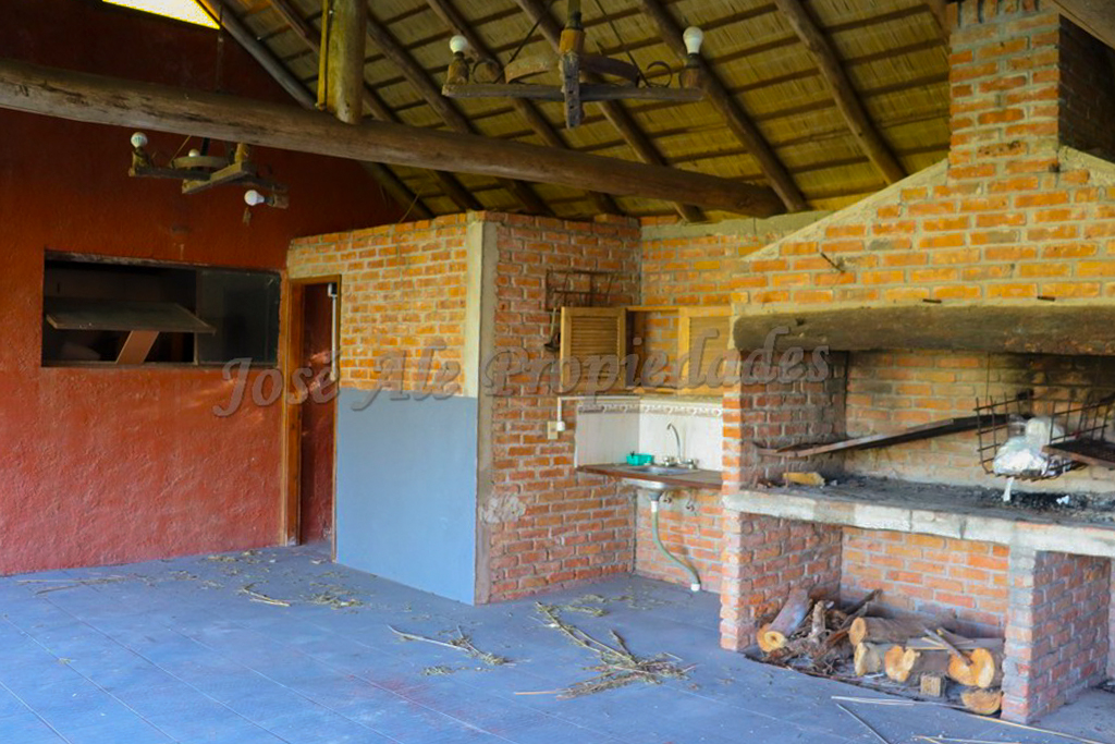 Imagen 8 de Amplio terreno de unos 5.000m2 con una hermosa y cómoda casa ubicada sobre ruta 1.