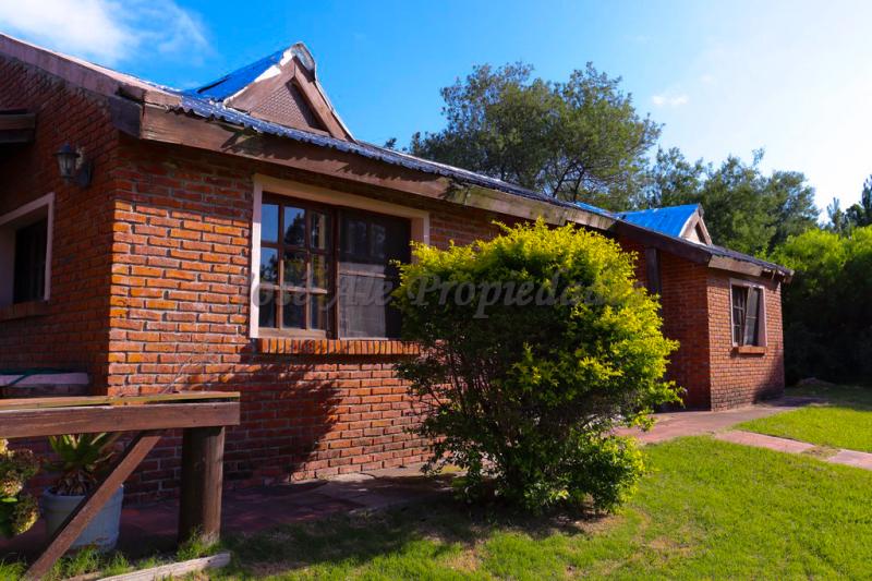 Amplio terreno de unos 5.000m2 con una hermosa y cómoda casa ubicada sobre ruta 1.