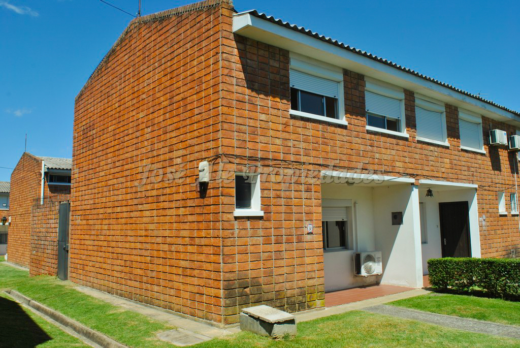 Imagen 2 de Muy linda y cuidada vivienda en zona céntrica.