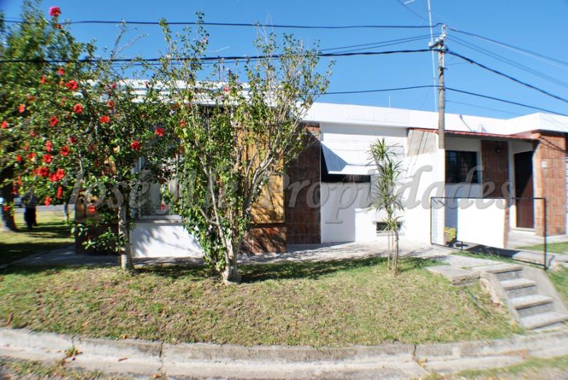 Hermosa vivienda En esquina ubicada en hermoso complejo balneario.