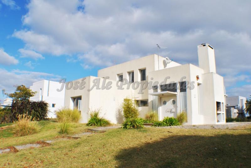 Propiedad ubicada en Barrio Sheraton Colonia Golf & Spa Resort.