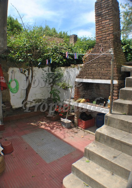 Imagen 10 de Hermosa casa ubicada en pleno casco histórico y a 50m del parte de Afe y muralla de la ciudad vieja, a paso de todos los servicios.