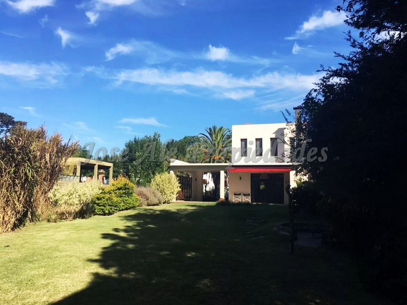 Imagen 10 de Hermosa casa ubicada a 300m de la Rambla Costanera, a paso d todos los servicios.