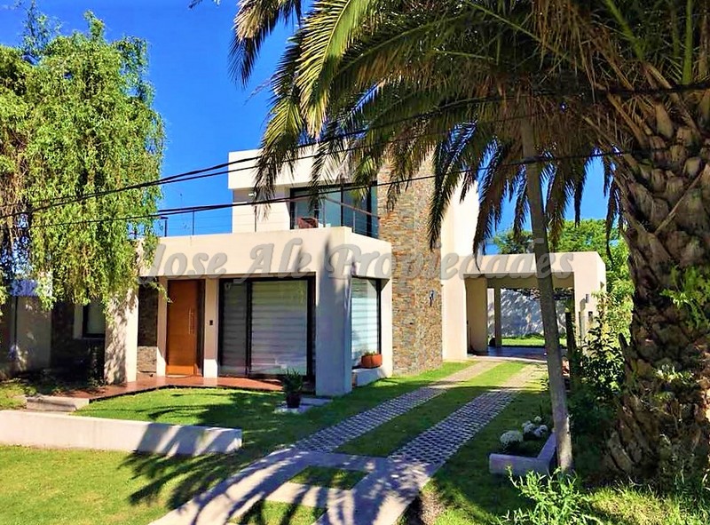 Imagen 2 de Hermosa casa ubicada a 300m de la Rambla Costanera, a paso d todos los servicios.