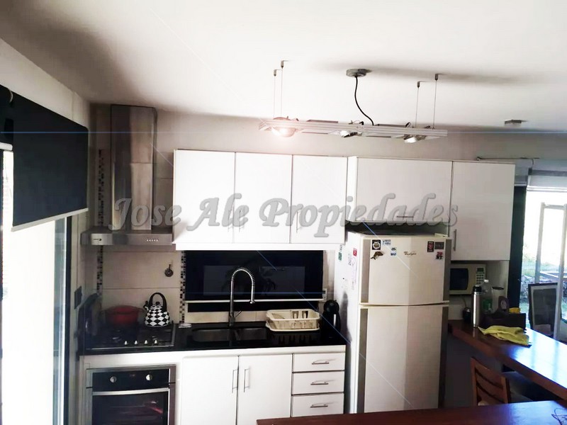 Imagen 5 de Hermosa casa ubicada a 300m de la Rambla Costanera, a paso d todos los servicios.