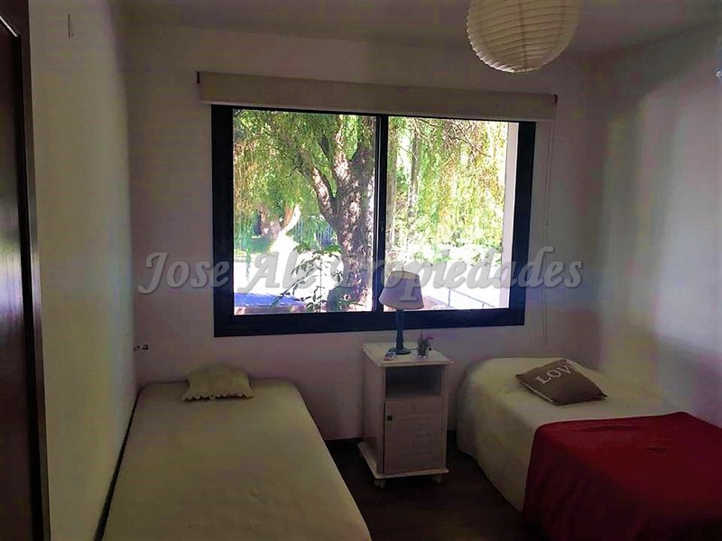 Imagen 8 de Hermosa casa ubicada a 300m de la Rambla Costanera, a paso d todos los servicios.