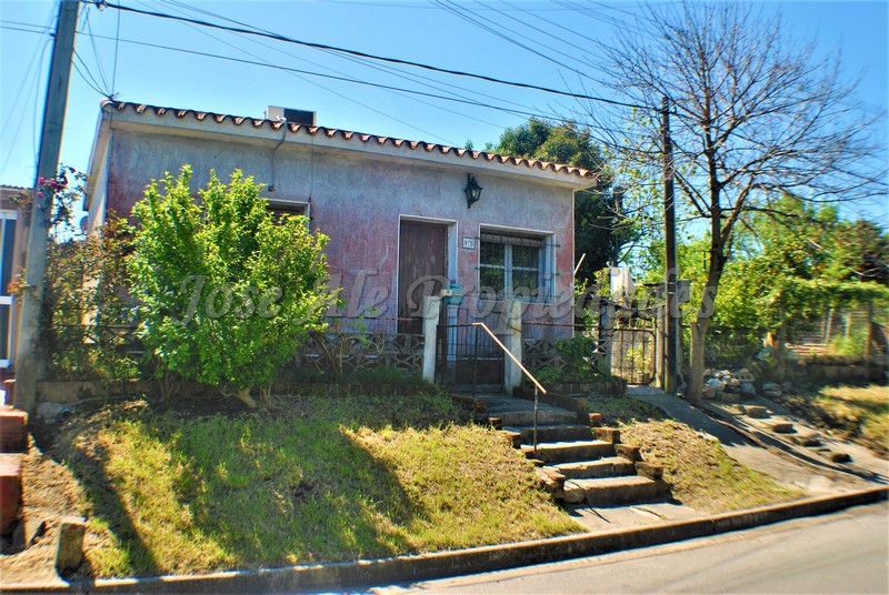 Imagen 2 de Casa a reciclar ubicada a pasos de tres av. y todos los servicios, sobre calle Sarandí.