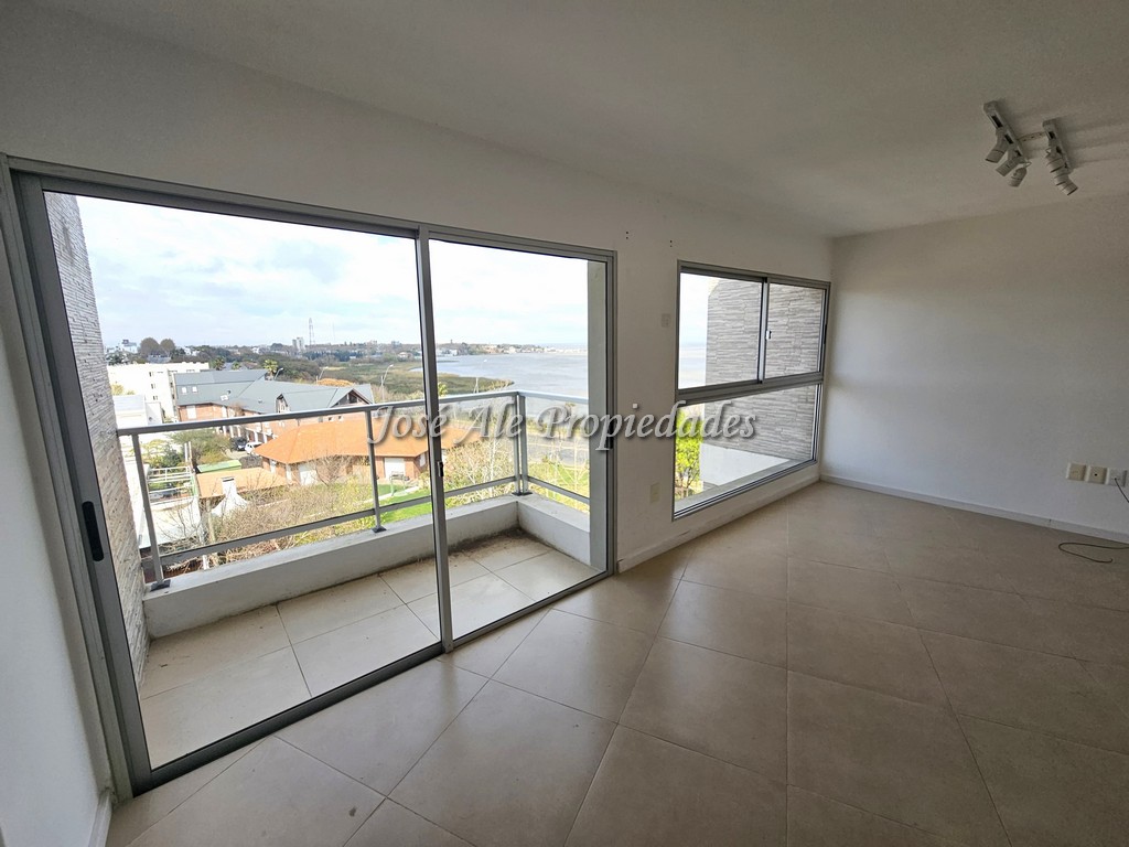 Imagen 1 de Departamento en primera línea de un dormitorio frente a la mejor parte de la Rambla de Colonia del Sacramento.