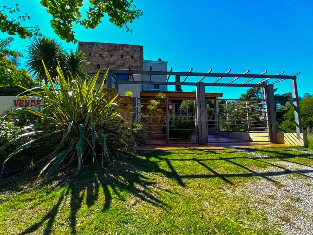 Imagen 1 de Hermosa propiedad ubicada en Barrio residencial, a corta distancia Rambla Costanera, a paso d todos los servicios.