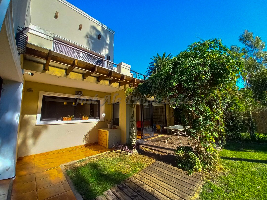 Imagen 2 de Hermosa propiedad ubicada en Barrio residencial, a corta distancia Rambla Costanera, a paso d todos los servicios.