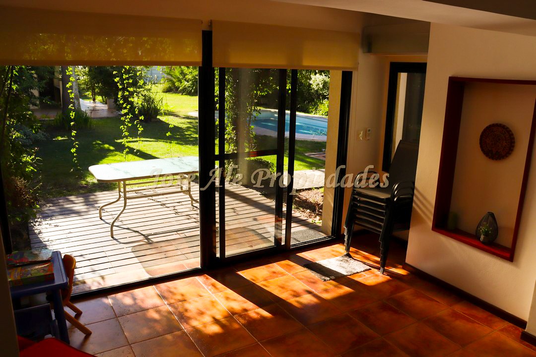 Imagen 4 de Hermosa propiedad ubicada en Barrio residencial, a corta distancia Rambla Costanera, a paso d todos los servicios.