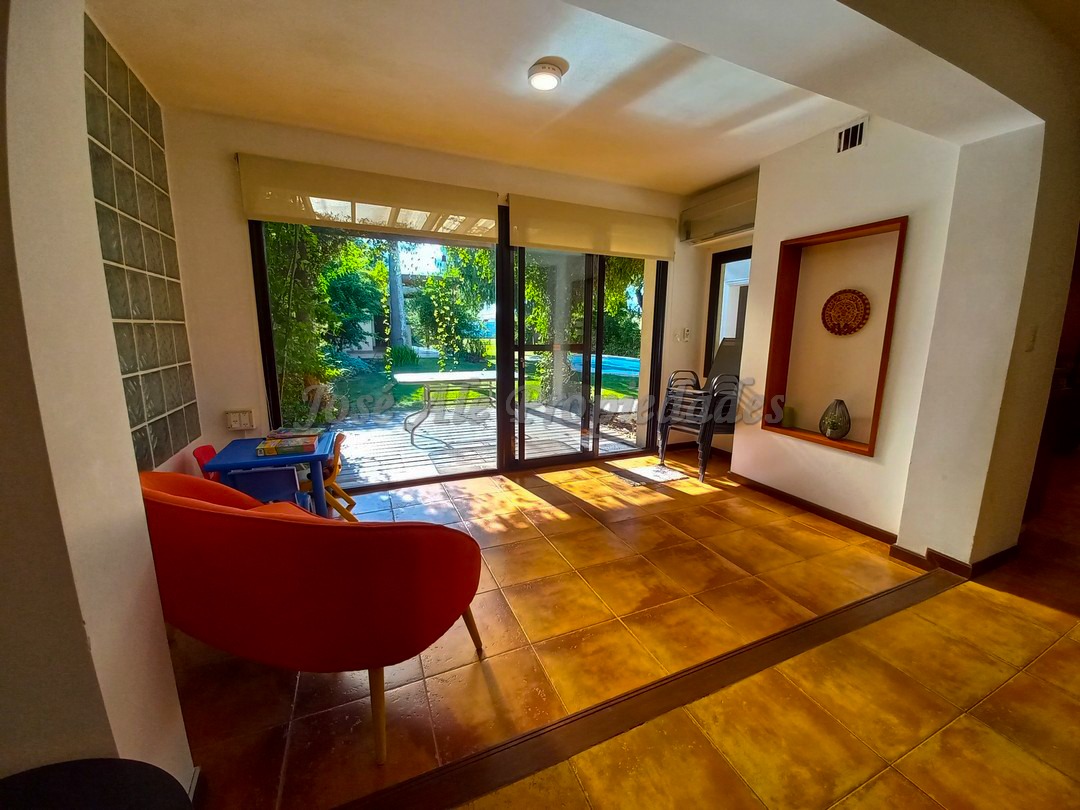 Imagen 5 de Hermosa propiedad ubicada en Barrio residencial, a corta distancia Rambla Costanera, a paso d todos los servicios.