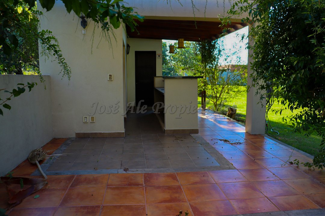 Imagen 8 de Hermosa propiedad ubicada en Barrio residencial, a corta distancia Rambla Costanera, a paso d todos los servicios.