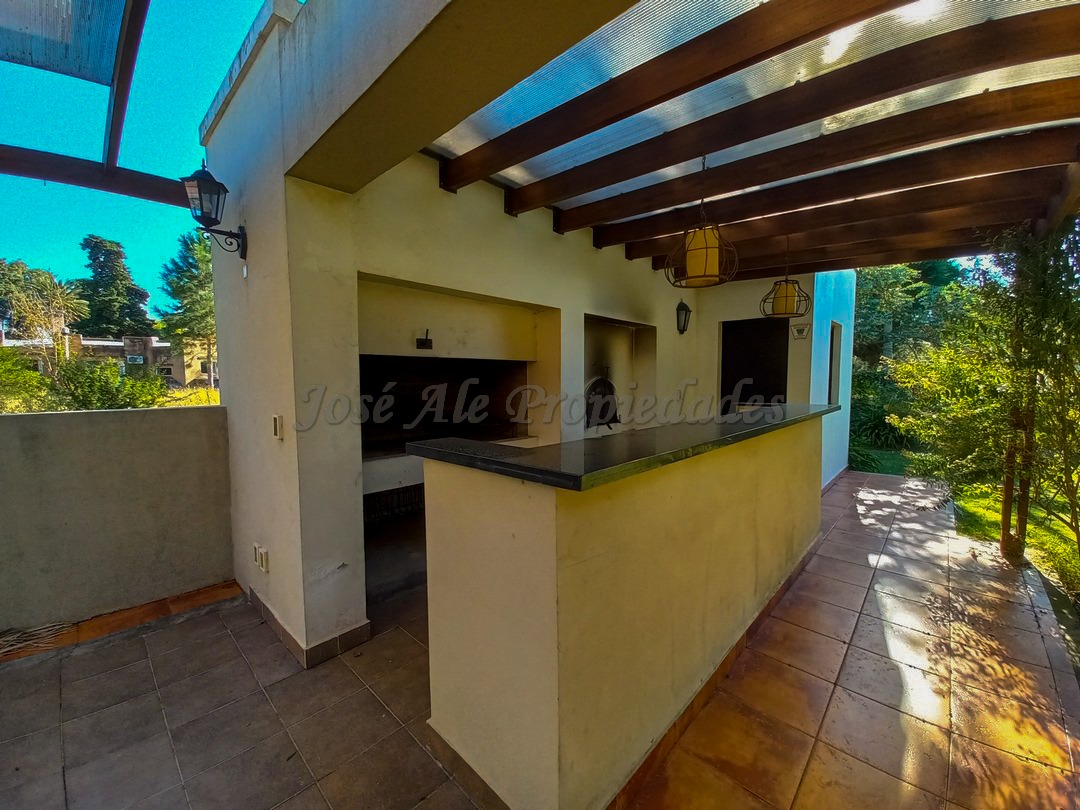 Imagen 9 de Hermosa propiedad ubicada en Barrio residencial, a corta distancia Rambla Costanera, a paso d todos los servicios.