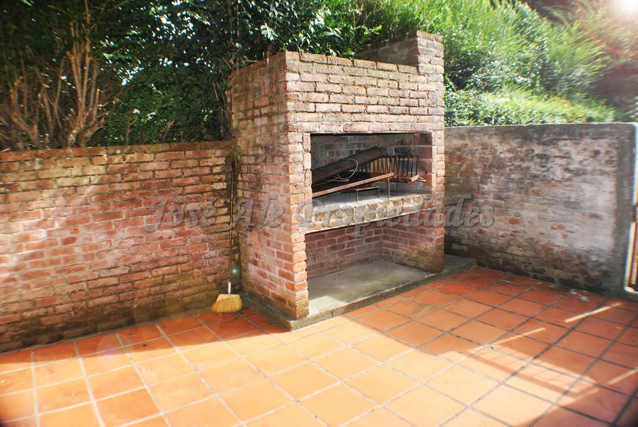 Imagen 10 de Impecable vivienda ubicada en zona balnearia y tranquila, a solo metros de Rambla y Playas de Colonia del Sacramento.