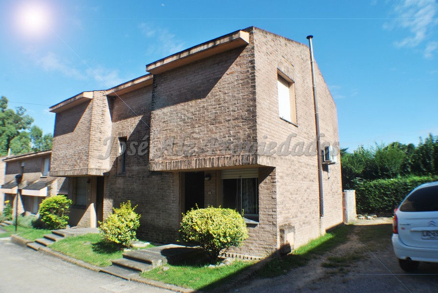 Imagen 2 de Impecable vivienda ubicada en zona balnearia y tranquila, a solo metros de Rambla y Playas de Colonia del Sacramento.