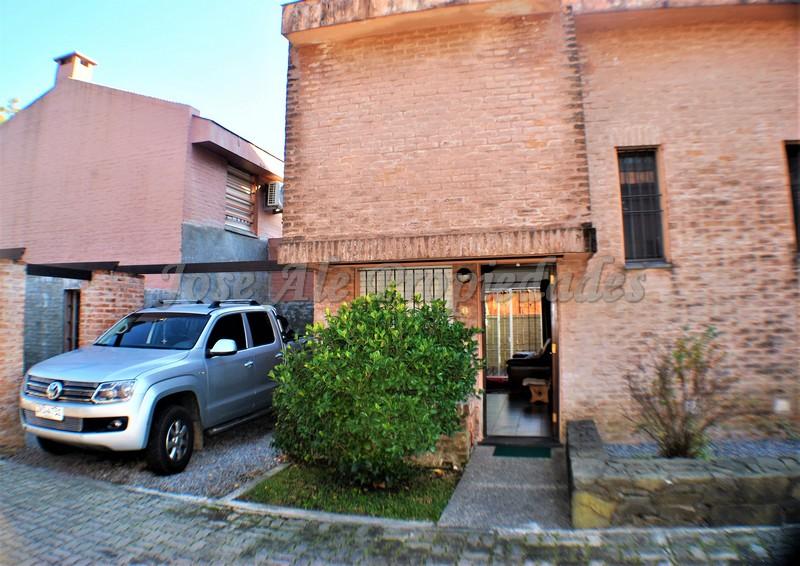 HERMOSO DUPLEX A UNA CUADRA DE LA RAMBLA Y PLAYAS DE COLONIA.