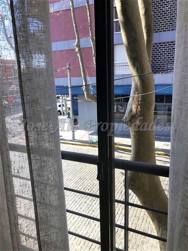 Imagen 3 de Apto completamente equipado a pasos de Av Principal Gral Flores y a metros de todos los servicios.