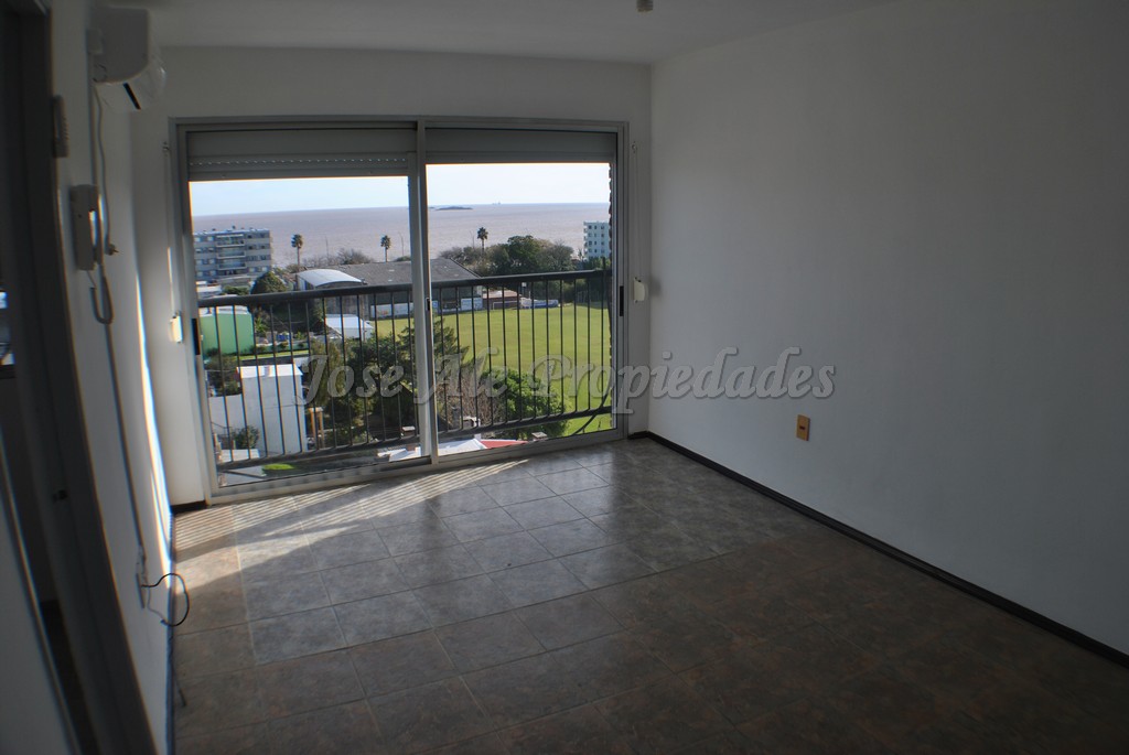 Imagen 3 de Apto a pasos de la rambla de colonia y próximo a todos los servicios.