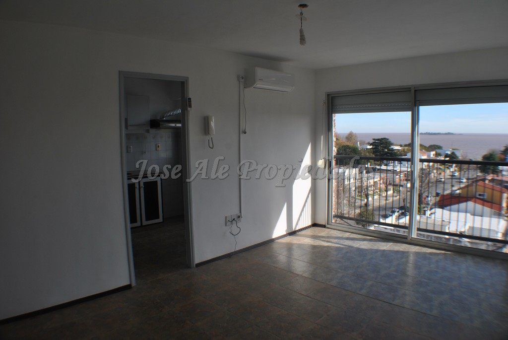 Imagen 4 de Apto a pasos de la rambla de colonia y próximo a todos los servicios.