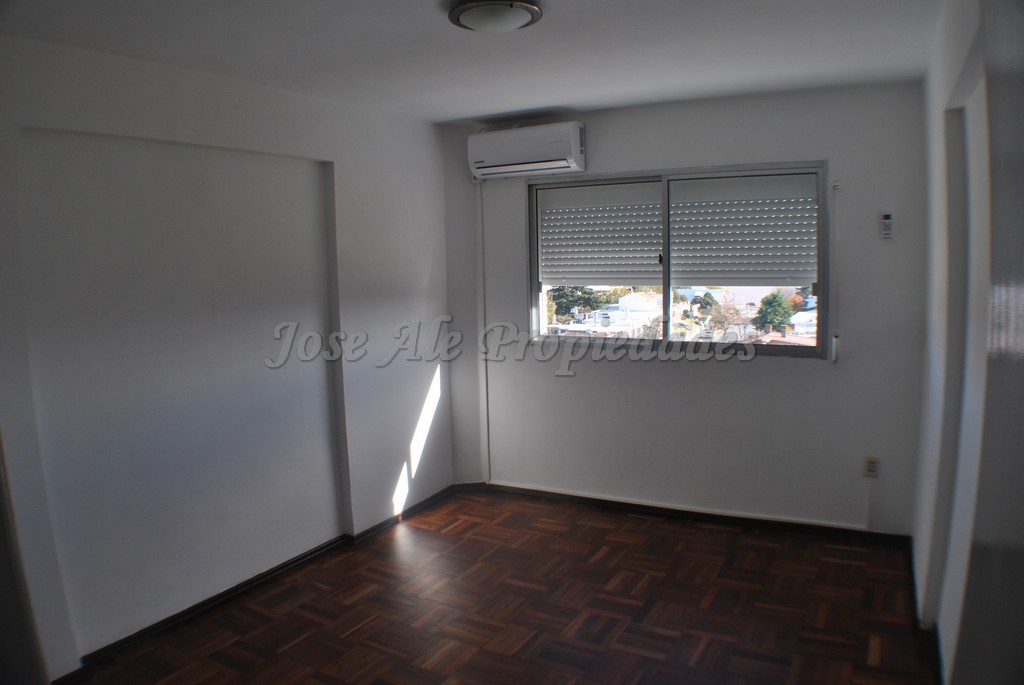 Imagen 5 de Apto a pasos de la rambla de colonia y próximo a todos los servicios.