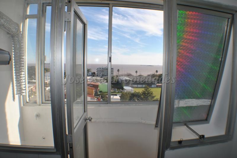 Apto a pasos de la rambla de colonia y próximo a todos los servicios.