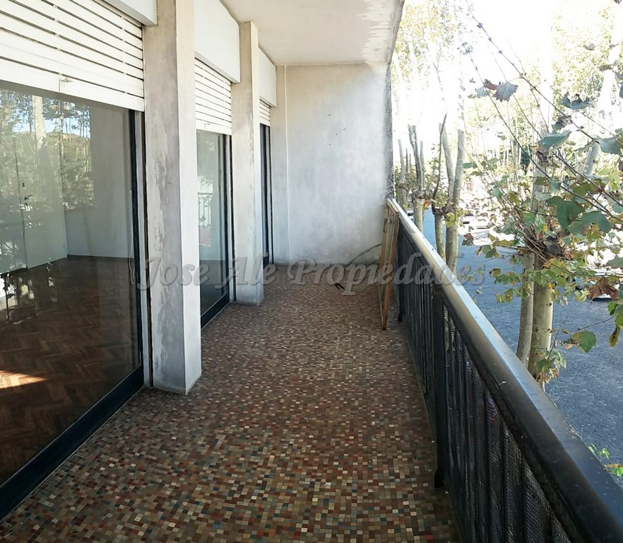 Imagen 2 de Magnifico departamento con vista al Río de la Plata, posee ambientes de grandes dimensiones, en pleno centro de Colonia del Sacramento y a solo metros de todos los servicios.