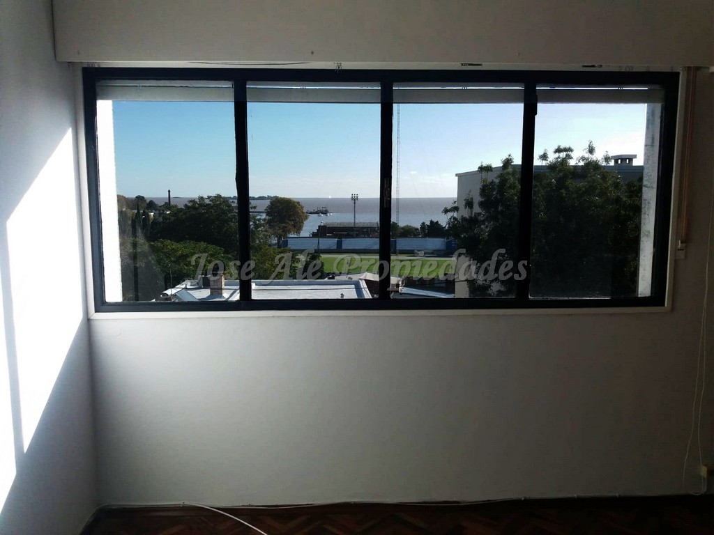 Imagen 3 de Magnifico departamento con vista al Río de la Plata, posee ambientes de grandes dimensiones, en pleno centro de Colonia del Sacramento y a solo metros de todos los servicios.