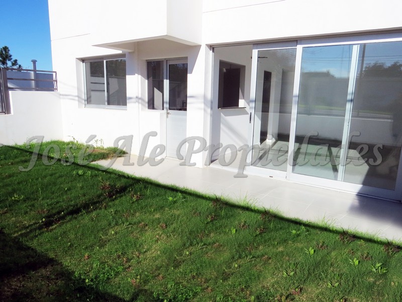 Imagen 3 de Impecable y luminoso departamento en Planta Baja a corta distancia de Rambla, zona balnearia, a paso de todos los servicios.