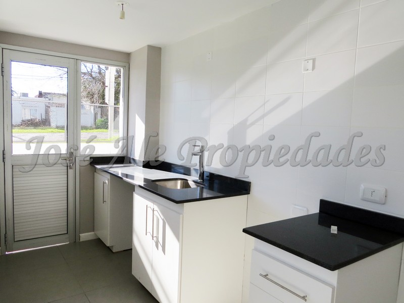 Imagen 5 de Impecable y luminoso departamento en Planta Baja a corta distancia de Rambla, zona balnearia, a paso de todos los servicios.