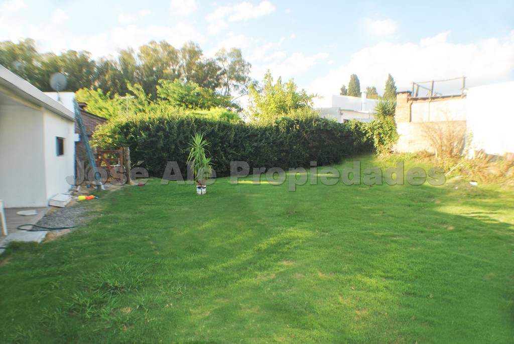 Imagen 10 de Muy linda propiedad ubicada en zona balnearia a corta distancia de rambla costanera de Colonia del Sacramento y a pasos de todos los servicios.