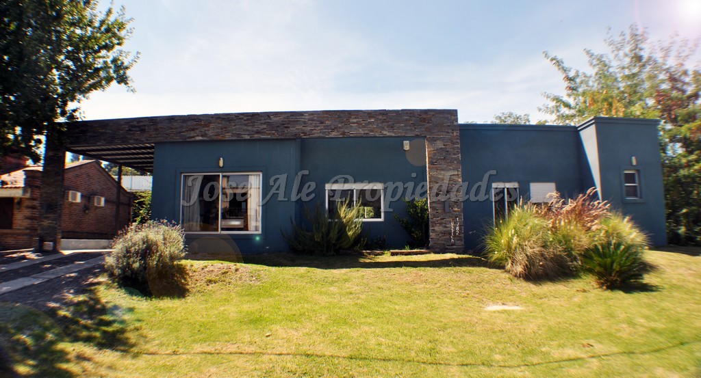 Imagen 2 de Muy linda propiedad ubicada en zona balnearia a corta distancia de rambla costanera de Colonia del Sacramento y a pasos de todos los servicios.