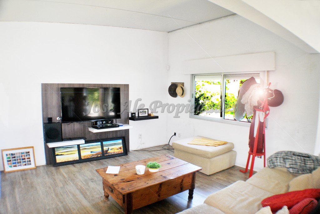 Imagen 4 de Muy linda propiedad ubicada en zona balnearia a corta distancia de rambla costanera de Colonia del Sacramento y a pasos de todos los servicios.