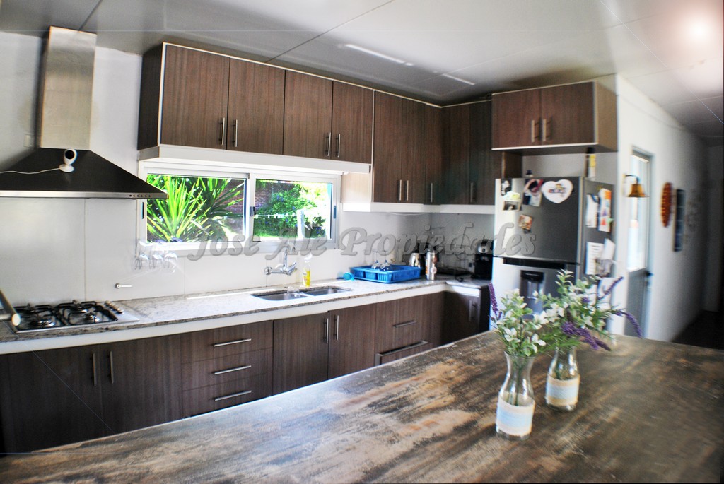 Imagen 6 de Muy linda propiedad ubicada en zona balnearia a corta distancia de rambla costanera de Colonia del Sacramento y a pasos de todos los servicios.