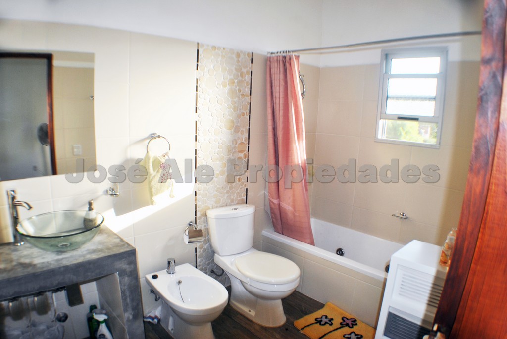 Imagen 8 de Muy linda propiedad ubicada en zona balnearia a corta distancia de rambla costanera de Colonia del Sacramento y a pasos de todos los servicios.