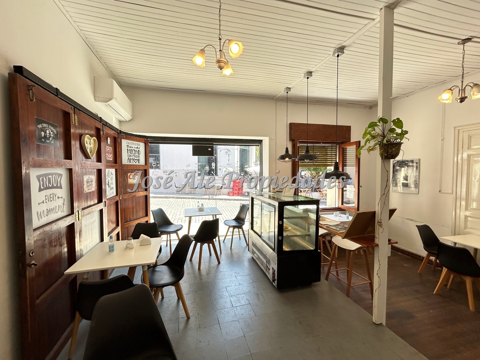 Imagen 4 de Importante propiedad de 4 dormitorios con local comercial, ubicada en el corazón del Barrio Histórico, Colonia.