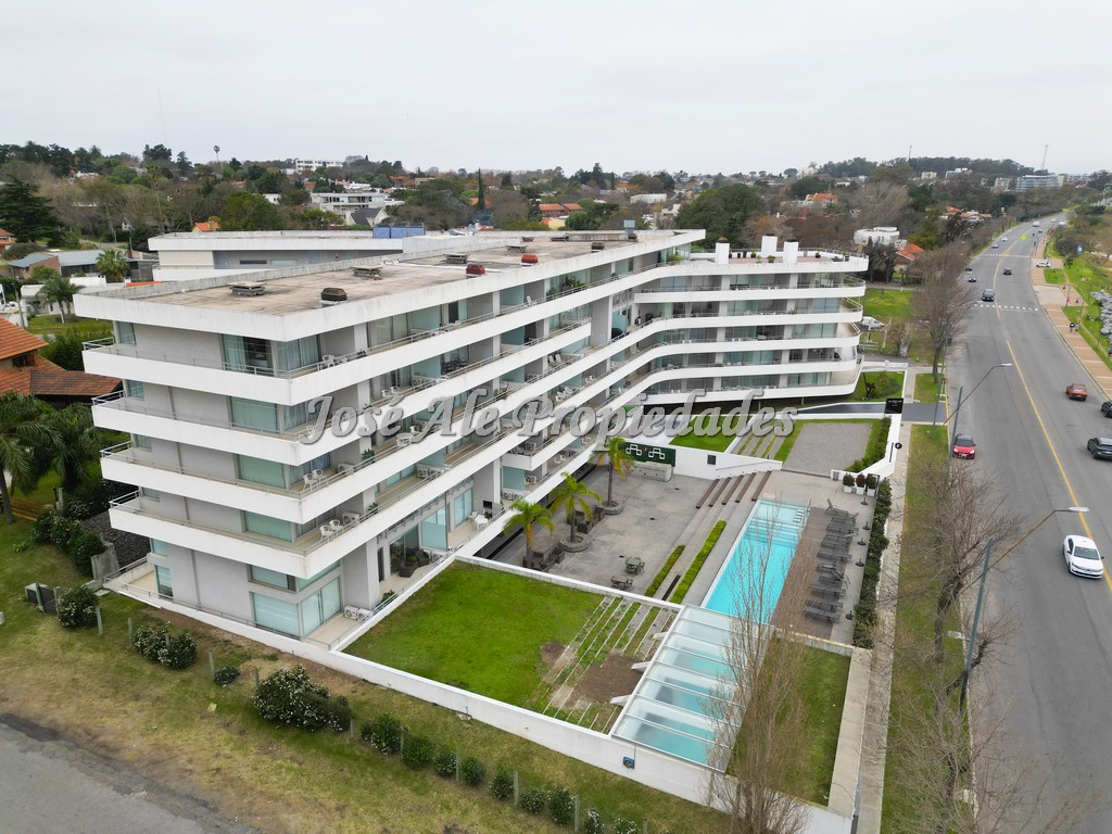 Imagen 1 de Hermoso apartamento ubicado en la Rambla Costanera, Colonia.