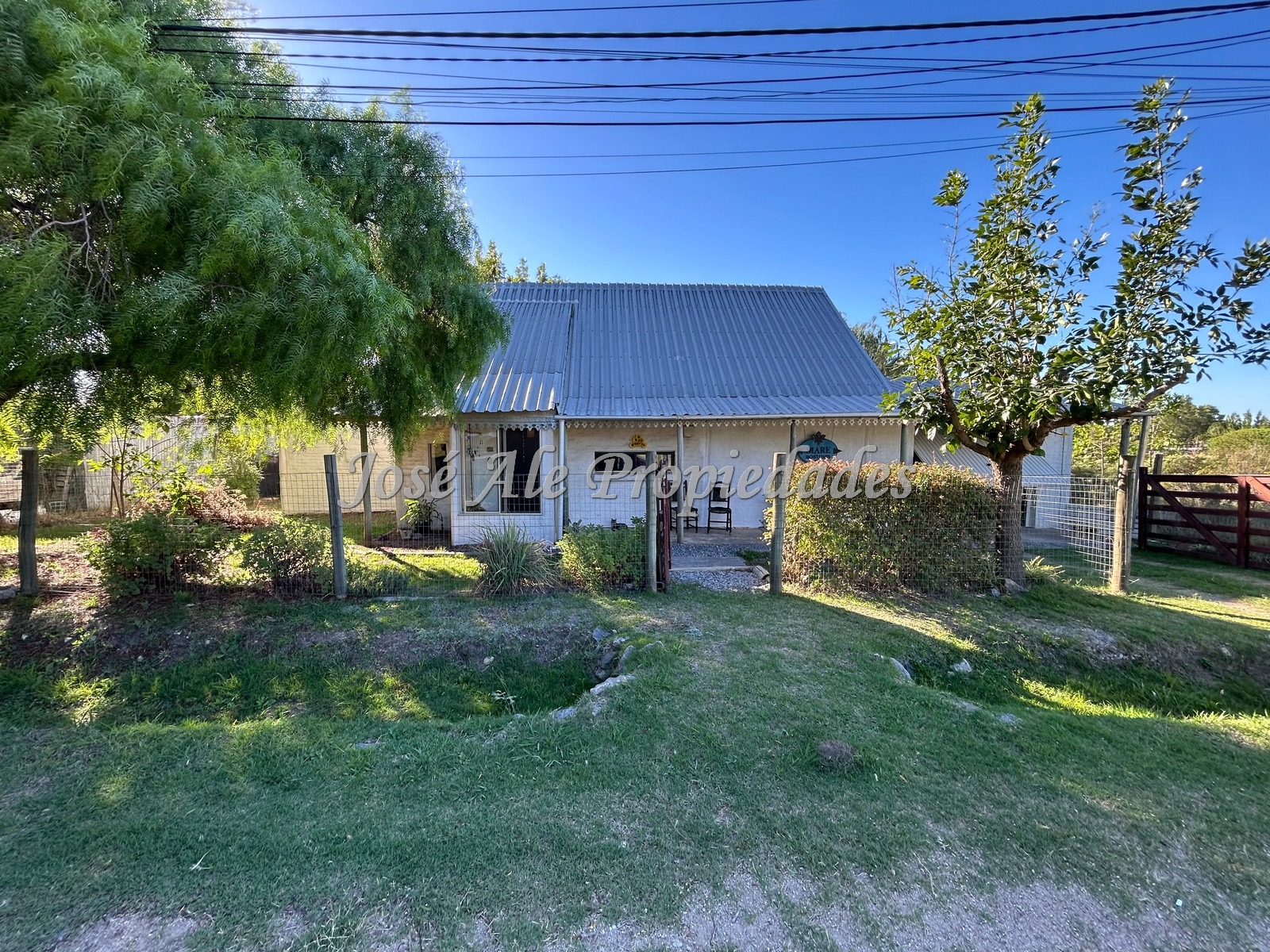 Imagen 1 de Casa de 3 dormitorios con apto o galpon independiente ubicada en el Real de San Carlos, Colonia.