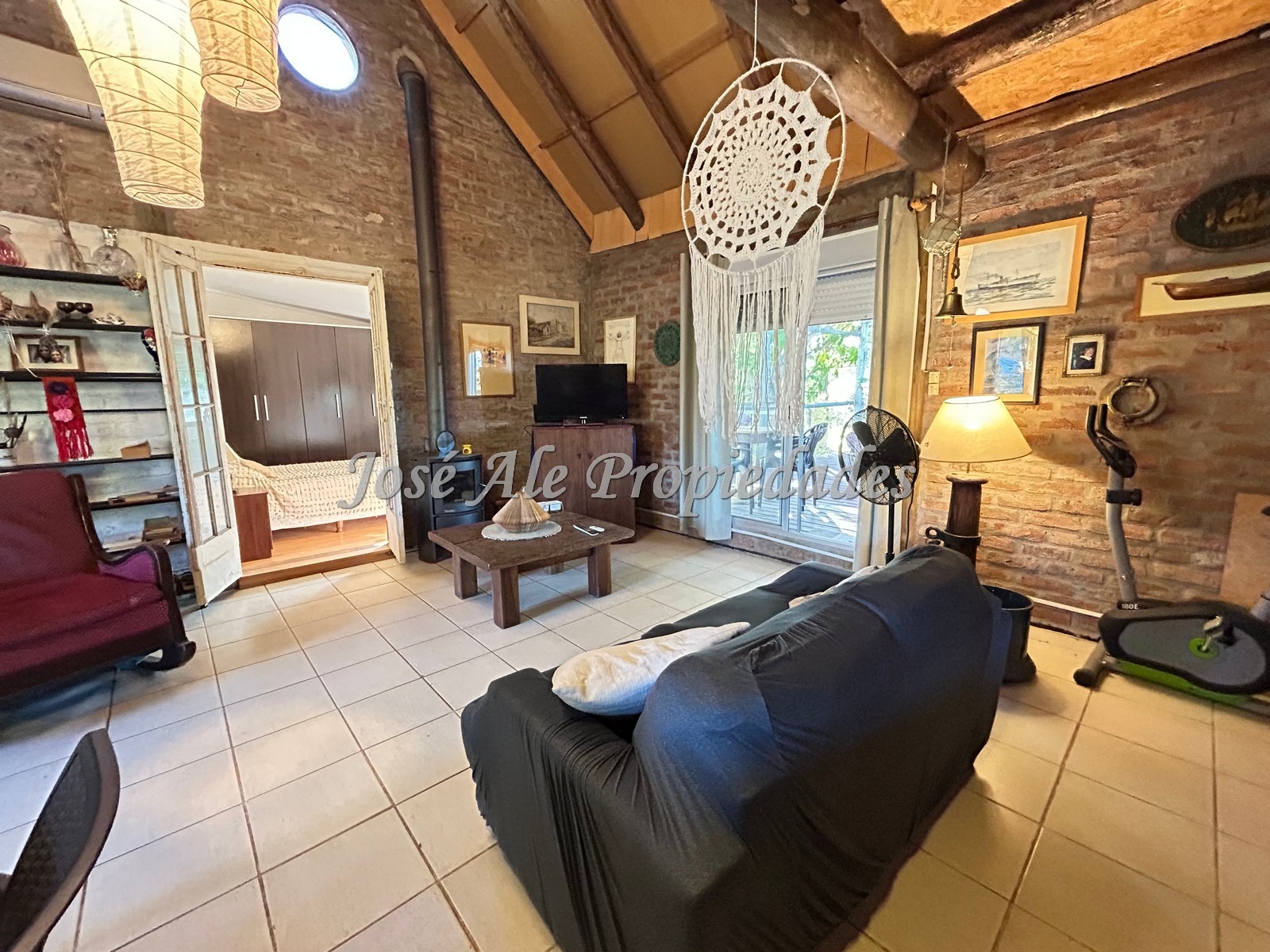 Imagen 4 de Casa de 3 dormitorios con apto o galpon independiente ubicada en el Real de San Carlos, Colonia.