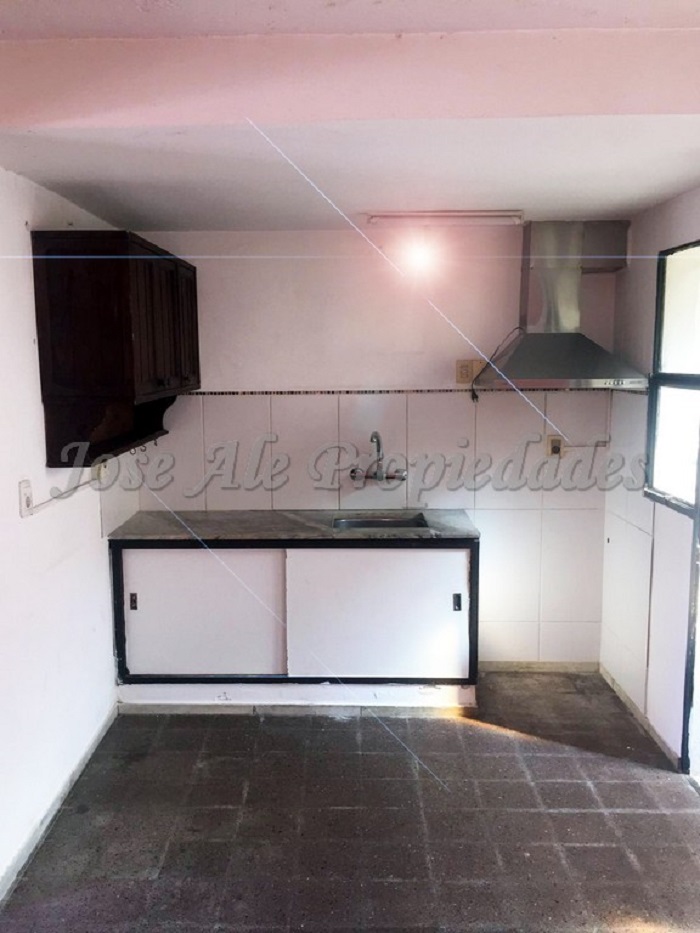 Imagen 4 de Vivienda con departamento ubicada en Complejo habitacional L22 (zona Real de San Carlos) a pasos de todos los servicios, se encuentra en esquina con doble ingreso.