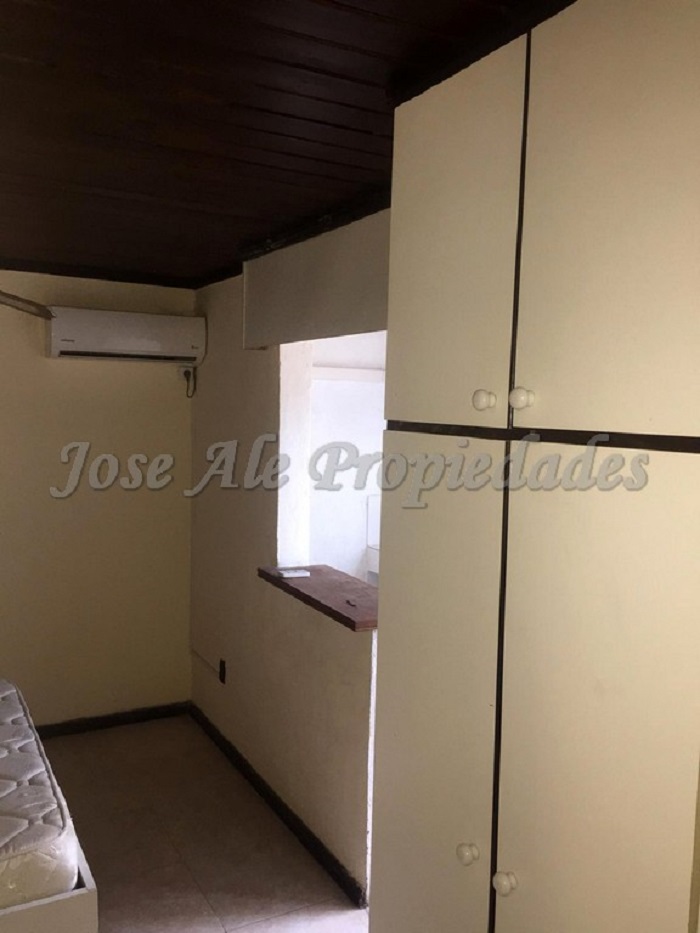Imagen 8 de Vivienda con departamento ubicada en Complejo habitacional L22 (zona Real de San Carlos) a pasos de todos los servicios, se encuentra en esquina con doble ingreso.