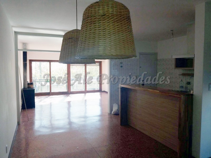 Imagen 1 de Departamento de grandes dimensiones ubicado sobre Gral. Flores.