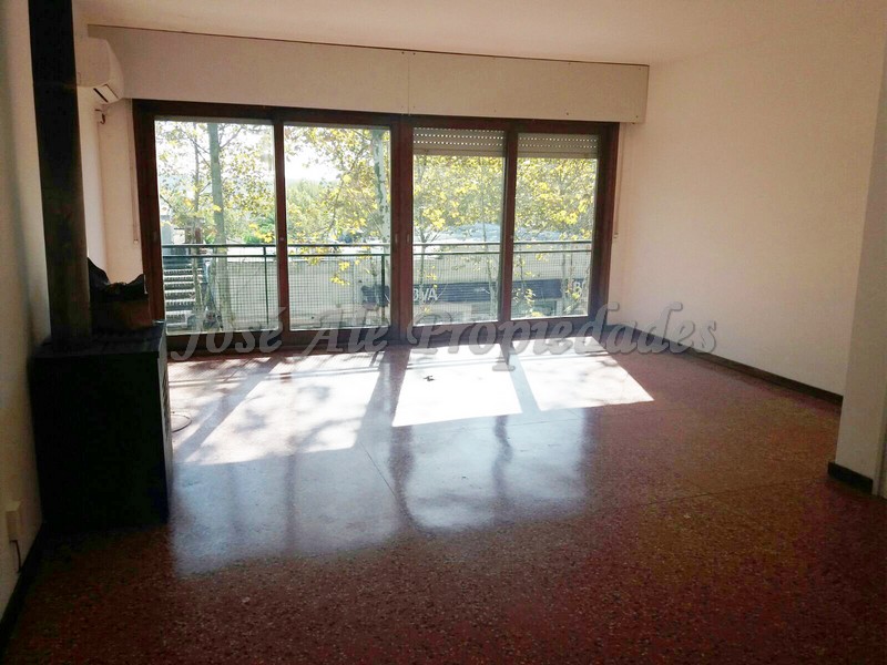 Imagen 2 de Departamento de grandes dimensiones ubicado sobre Gral. Flores.